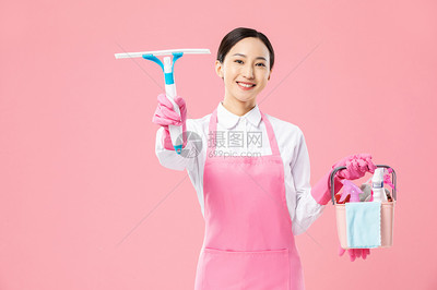 家政服务女性洒水清洁